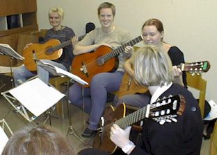 gitarre_koll2.jpg (17414 Byte)